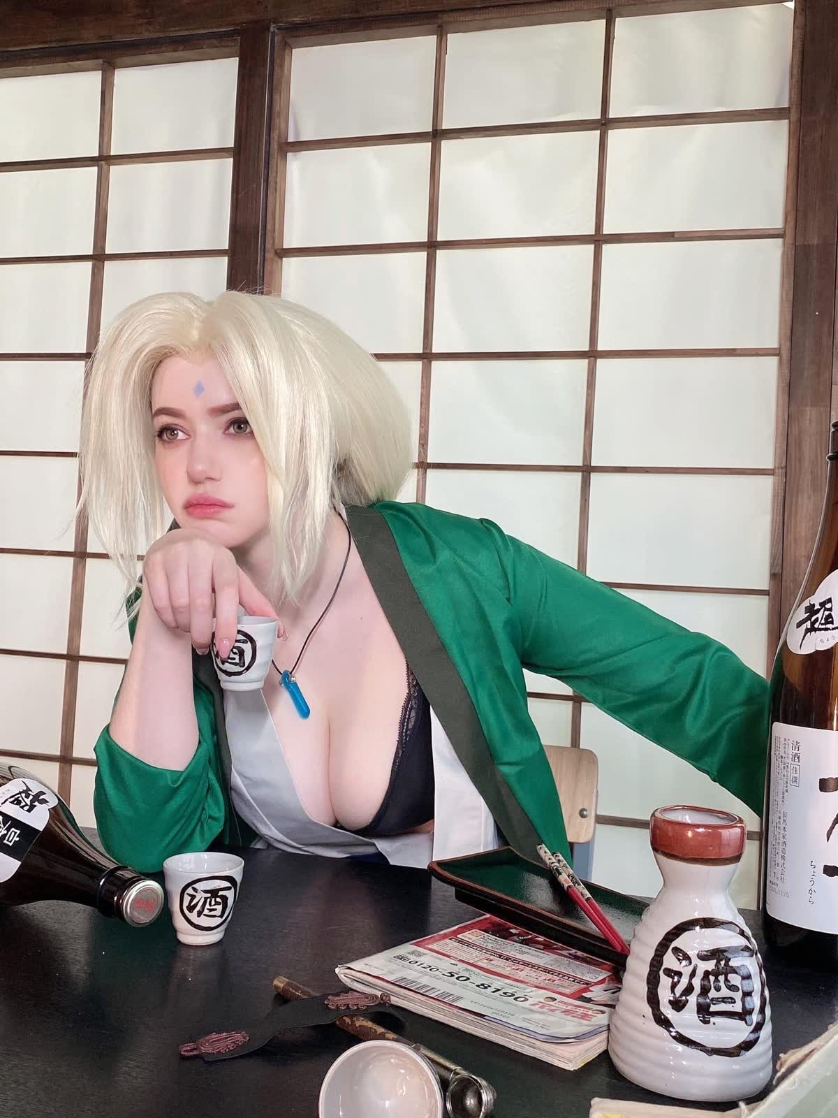 Lady Tsunade Naruto cosplay sexy anime girl